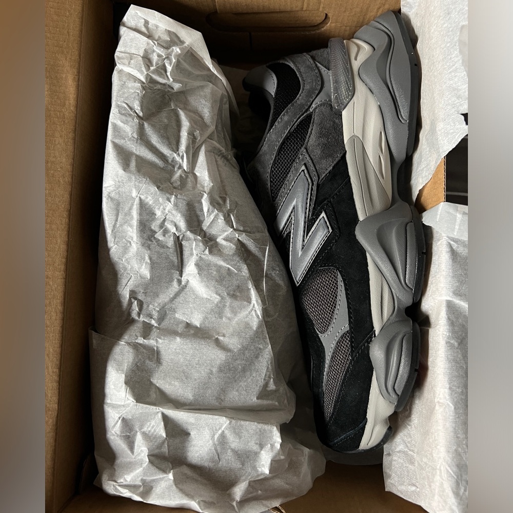 Men’s new balance 9060, size 10.